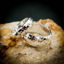 ชุดแหวนคู่รัก 1 ชุด มี 2 วง แหวนเงินหน้าโค้ง ตอกลายค้อนทุบ แหวนเกลี้ยงหน้าโค้ง