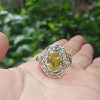 แหวนพลอยสีเขียวมะกอก ล้อมเพชร แหวนผู้หญิง #6