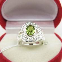 แหวนพลอยสีเขียวมะกอก ล้อมเพชร แหวนผู้หญิง แหวนเงินแท้