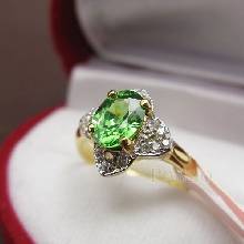 แหวนพลอยมรกต พลอยสีเขียว ประดับเพชร ตัวเรือนแหวนชุบทองแท้ 5 ไมครอน เบอร์ 50
