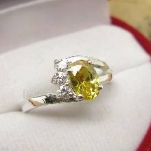 แหวนพลอยบุษราคัม พลอยสีเหลือง บ่าฝังเพชร แหวนเงินแท้ 925